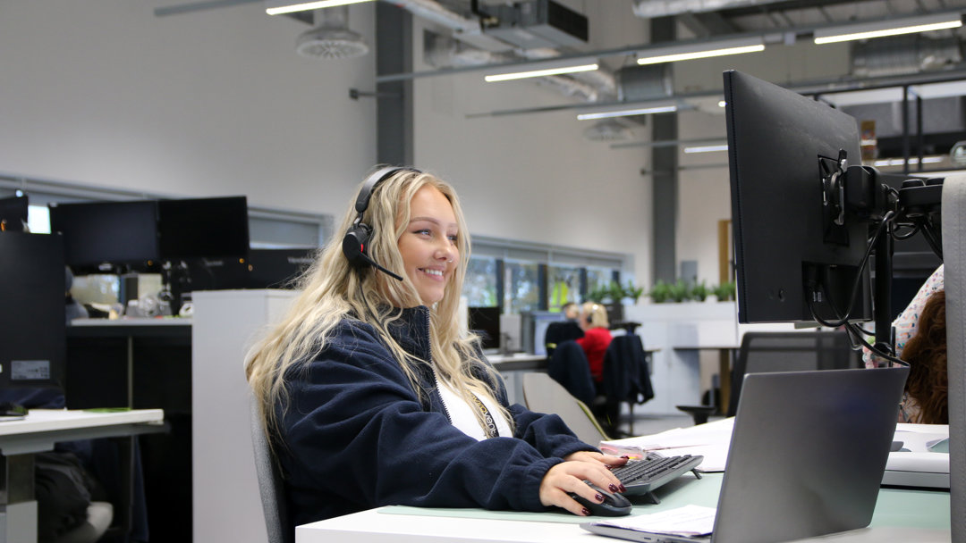 young-woman-working-in-computer